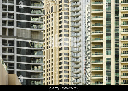 Vista ravvicinata di alcuni moderni edifici e grattacieli di Dubai. Dubai è la città più grande degli Emirati Arabi Uniti (EAU) Foto Stock