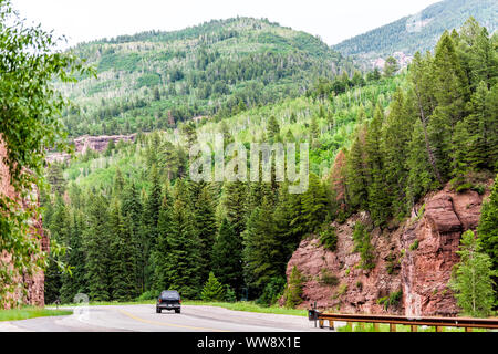 Redstone, STATI UNITI D'AMERICA - Luglio 1, 2019: autostrada 133 in Colorado durante il periodo estivo con auto sulla strada Foto Stock