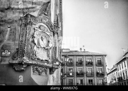 Una chiesa altamente decorata con un santo circondato da sculture squisitamente dettagliate e design generale. Foto Stock