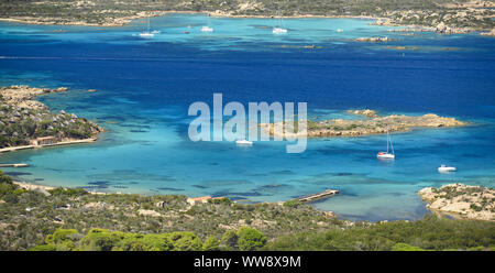 Vista da sopra, splendida vista aerea dell arcipelago di La Maddalena con le sue belle insenature bagnate da un turchese chiaro l'acqua. Arcipelago di La Maddalena. Foto Stock