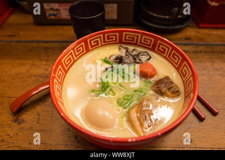 Ramen giapponese nella gustosa minestra con uovo, grassi por e cipolline Foto Stock
