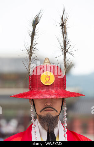 Costume uniforme del gatekeeper capo presso le porte della città di Gyeongbokgung Palace a Seoul Corea del Sud Asia Foto Stock