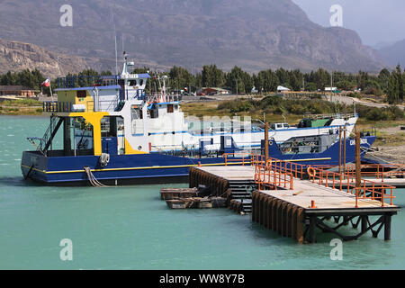 PUERTO IBANEZ, Cile - 20 febbraio 2016: Traghetti sulla riva settentrionale del Lago General Carrera lago nella piccola cittadina di Puerto Ibanez, Cile Foto Stock