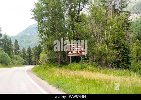 Redstone, STATI UNITI D'AMERICA - Luglio 1, 2019: autostrada 133 in Colorado durante il periodo estivo con segno per città campeggio Foto Stock