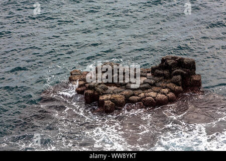 Pilastro vulcanico scogliera vicino mare mare in Jusangjeolli Seogwipo Jeju Corea del Sud Foto Stock