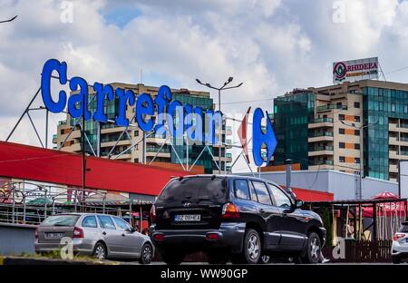 Bucarest, Romania - 11 Settembre 2019: il logo della multinazionale francese Carrefour rivenditore è visibile al di sopra del suo shop situato nel Orhideea Shoppi Foto Stock