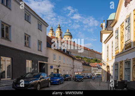 MELK, AUSTRIA- Agosto 16, 2019: vista della storica Abbazia di Melk da Melk città al tramonto Foto Stock