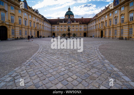 MELK, AUSTRIA- Agosto 16, 2019: la storica abbazia di Melk, nel cortile di entrata Foto Stock