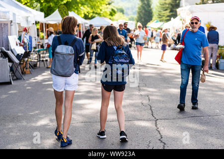 Aspen, Stati Uniti d'America - Luglio 6, 2019: People shopping per produrre verdura nel mercato degli agricoltori con visualizza all'aperto in estate street Foto Stock