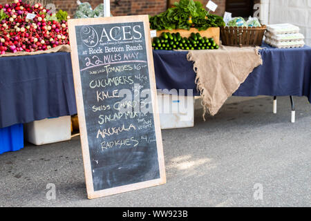 Aspen, Stati Uniti d'America - Luglio 6, 2019: nessuno a produrre verdura nel mercato degli agricoltori con visualizza all'aperto in estate street e firmare per i prezzi Foto Stock