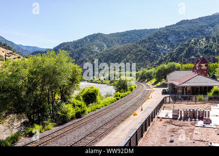 Glenwood Springs, Stati Uniti d'America - 10 Luglio 2019: Roaring Fork Valley Fiume Colorado nel centro cittadino con acqua e i binari della ferrovia Foto Stock