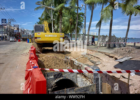 Installazione di drenaggio e prevenzione delle inondazioni progetto in Pattaya Beach Road Thailandia del sud-est asiatico Foto Stock