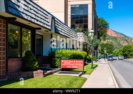 Glenwood Springs, Stati Uniti d'America - 10 Luglio 2019: il centro storico di edifici in Colorado con segno per gli avvocati in materia di immigrazione Foto Stock