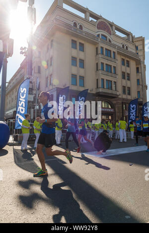 Mosca - Settembre 24, 2017: i partecipanti di Mosca autunno marathon sponsorizzato da Asics brand Foto Stock