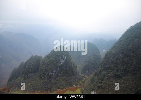 Paesaggio cinematico di montagne in Dong Van Karst Plateau Geopark a SA phin, Vietnam Foto Stock