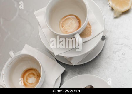 Bicchieri sporchi con macchie da tè e caffè su un tavolo in metallo in cucina per l'ufficio. Foto Stock