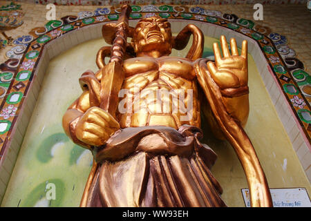 Statue giganti d'oro in mostra a Linh Phuoc Pagoda o VE Chai Pagoda a da lat, Vietnam Foto Stock