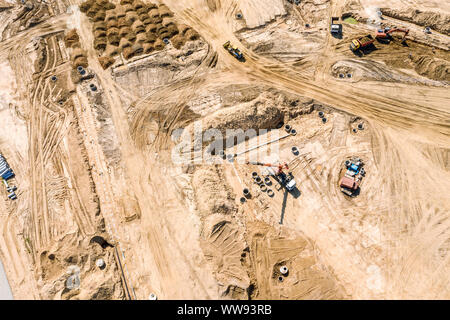 Antenna vista superiore del sito in costruzione. l'installazione di un nuovo sistema di drenaggio delle acque Foto Stock