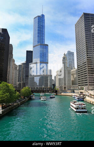 Lo skyline della città lungo il fiume Chicago, con passeggeri imbarcazioni turistiche in barca a vela intorno, STATI UNITI D'AMERICA Foto Stock