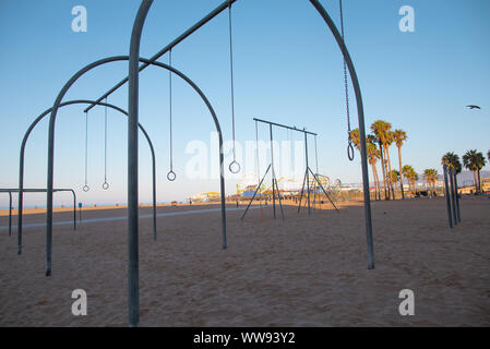Gli anelli di viaggio per esercitare al muscolo giungla spiaggia palestra in Santa Monica, California di mattina presto Foto Stock