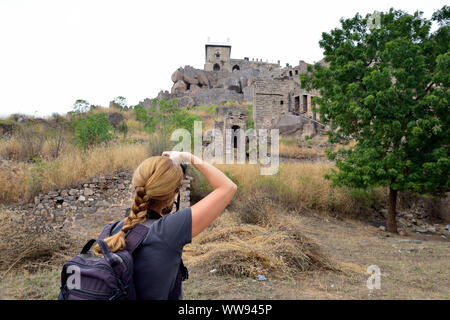 Tourist dall Europa fotografare Golconda Fort, noto anche come Golkonda o Golla Konda è una cittadella fortificata situata a Hyderabad, in India Foto Stock