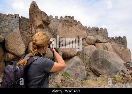 Tourist dall Europa fotografare Golconda Fort, noto anche come Golkonda o Golla Konda è una cittadella fortificata situata a Hyderabad, in India Foto Stock