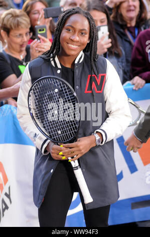 New York, Stati Uniti. Xiii Sep, 2019. Coco Gauff è visto come Meghan Trainor suona al Rockefeller Center di New York City. Credito: SOPA Immagini limitata/Alamy Live News Foto Stock