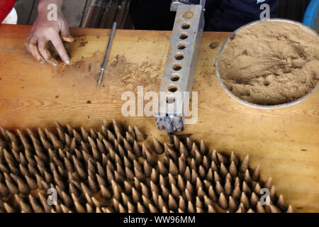 Coni di incenso fatti a mano venduti come souvenir tradizionali dalla gente di Hmong che vive in SA pa, Vietnam Foto Stock