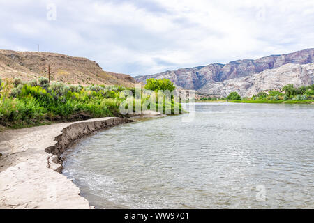 Spiaggia sulla riva del fiume Verde Camground in dinosauro Monumento Nazionale parco con piante verdi e sabbia e acqua Foto Stock