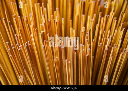 Primo piano dei bastoncini d'incenso colorati e lavorati a mano nel famoso villaggio dell'incenso di Thuy Xuan a Hue, Vietnam Foto Stock