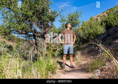 Uomo in piedi sulle voci nel deserto Sentiero Natura e Split campeggio di montagna in estate in Dinosaur National Monument Park Foto Stock