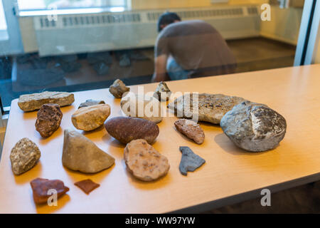 Jensen, STATI UNITI D'AMERICA - Luglio 23, 2019: Cave Visitor Center all'interno in Dinosaur National Monument Park fuori con pietre sul display in Utah Foto Stock