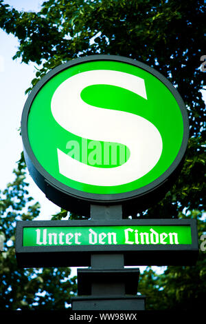 U-Bahn segno indicante una stazione a Unter den Linden a Berlino Germania Foto Stock