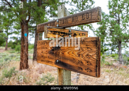 Canyon Rim Trail con informazioni direzionali segno per Visitor Center, lodge, si affaccia in Flaming Gorge Utah Parco nazionale del fiume Verde Foto Stock