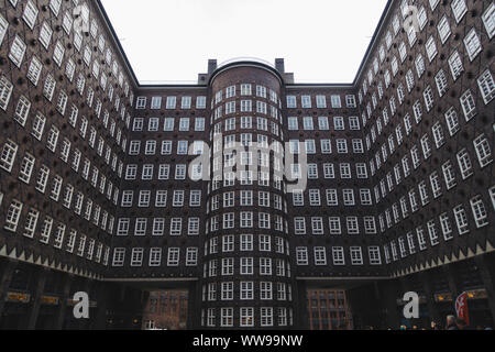 Le vaste schiere di windows nel cortile dell'edificio Sprinkenhof di Amburgo, Germania. Progettato da Fritz Höger e completato nel 1943 Foto Stock