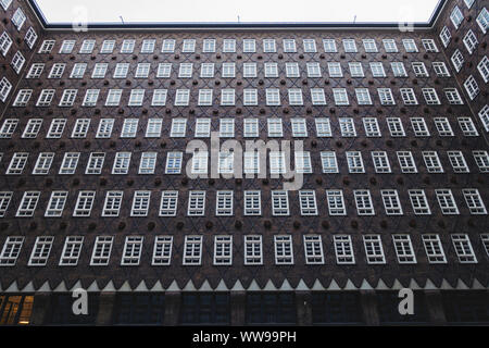 Le vaste schiere di windows nel cortile dell'edificio Sprinkenhof di Amburgo, Germania. Progettato da Fritz Höger e completato nel 1943 Foto Stock