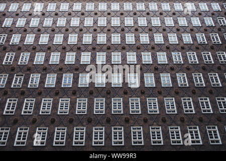 Le vaste schiere di windows nel cortile dell'edificio Sprinkenhof di Amburgo, Germania. Progettato da Fritz Höger e completato nel 1943 Foto Stock