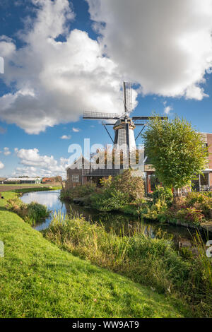 Tradizionale mulino a vento olandese nella piccola cittadina di Benthuizen, Paesi Bassi Foto Stock