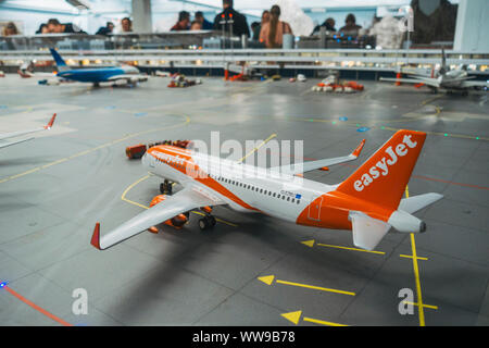 Un modello in scala easyJet Airbus A320 si trova parcheggiato su asfalto al famoso Knuffingen Aeroporto a Miniatur Wunderland di Amburgo Foto Stock