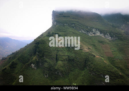 Paesaggio cinematico di montagne in Dong Van Karst Plateau Geopark a SA phin, Vietnam Foto Stock