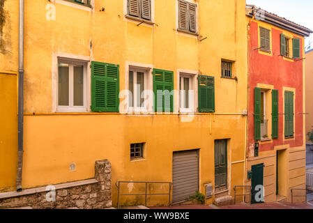 Nizza, Francia, facciata colorata, con le tipiche finestre e persiane, in una strada affascinante Foto Stock