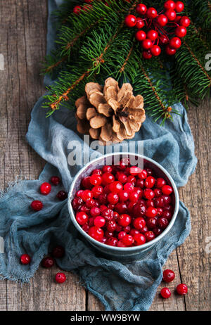 Red frost mirtilli con albero di natale su un vecchio tavolo in legno Foto Stock