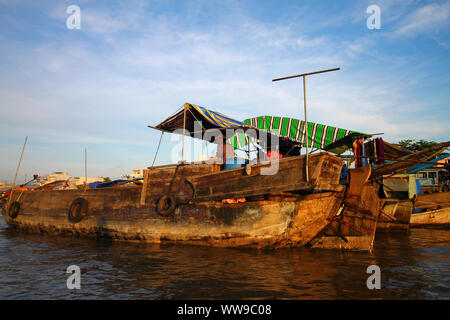 Tradizionale Cai rang mercato galleggiante nella provincia di Can Tho, il Delta del Mekong Il Vietnam che è assolutamente da vedere per i viaggiatori Foto Stock