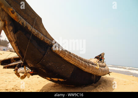 Vietnamita tradizionale barca da pesca ormeggiate presso una spiaggia che mostra un assaggio della cultura e della vita di tutti i giorni in città costiere del Vietnam Foto Stock