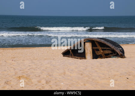 Vietnamita tradizionale barca da pesca ormeggiate presso una spiaggia che mostra un assaggio della cultura e della vita di tutti i giorni in città costiere del Vietnam Foto Stock