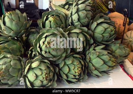 Carciofi (Cynara scolymus) sul display nel mercato Forville coperti, Cannes, Francia, UE Foto Stock