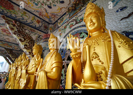 Statue giganti d'oro in mostra a Linh Phuoc Pagoda o VE Chai Pagoda a da lat, Vietnam Foto Stock
