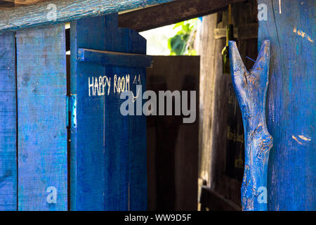 Tradizionale in legno per esterni servizi igienici capannone dipinte di blu comunemente chiamato happy stanza in Vietnam rurale Foto Stock