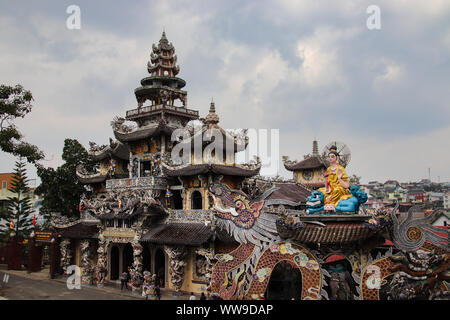 Linh Phuoc Pagoda o Ve Pagoda Chai, santuario buddista rivestito in mosaico in Da lat, Vietnam e gratuito per visitare sia per la gente del posto e turisti Foto Stock