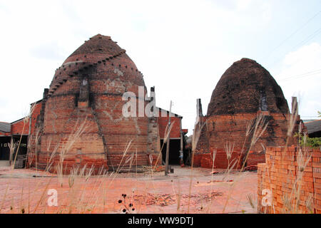 Forni giganti dell'alveare o forno a cupola di down-draft nel Vinh Lungo nel delta del fiume Mekong nel sud del Vietnam Foto Stock